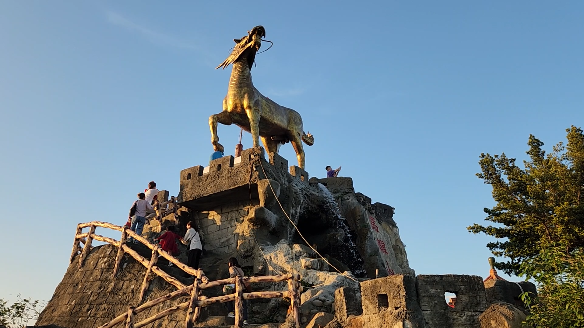 馬龍山頂上的神獸雕像