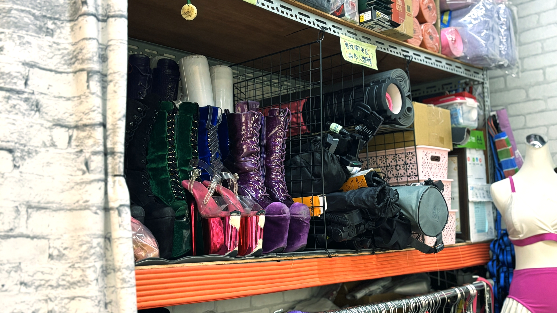 層架上擺滿高跟鞋與相關器材