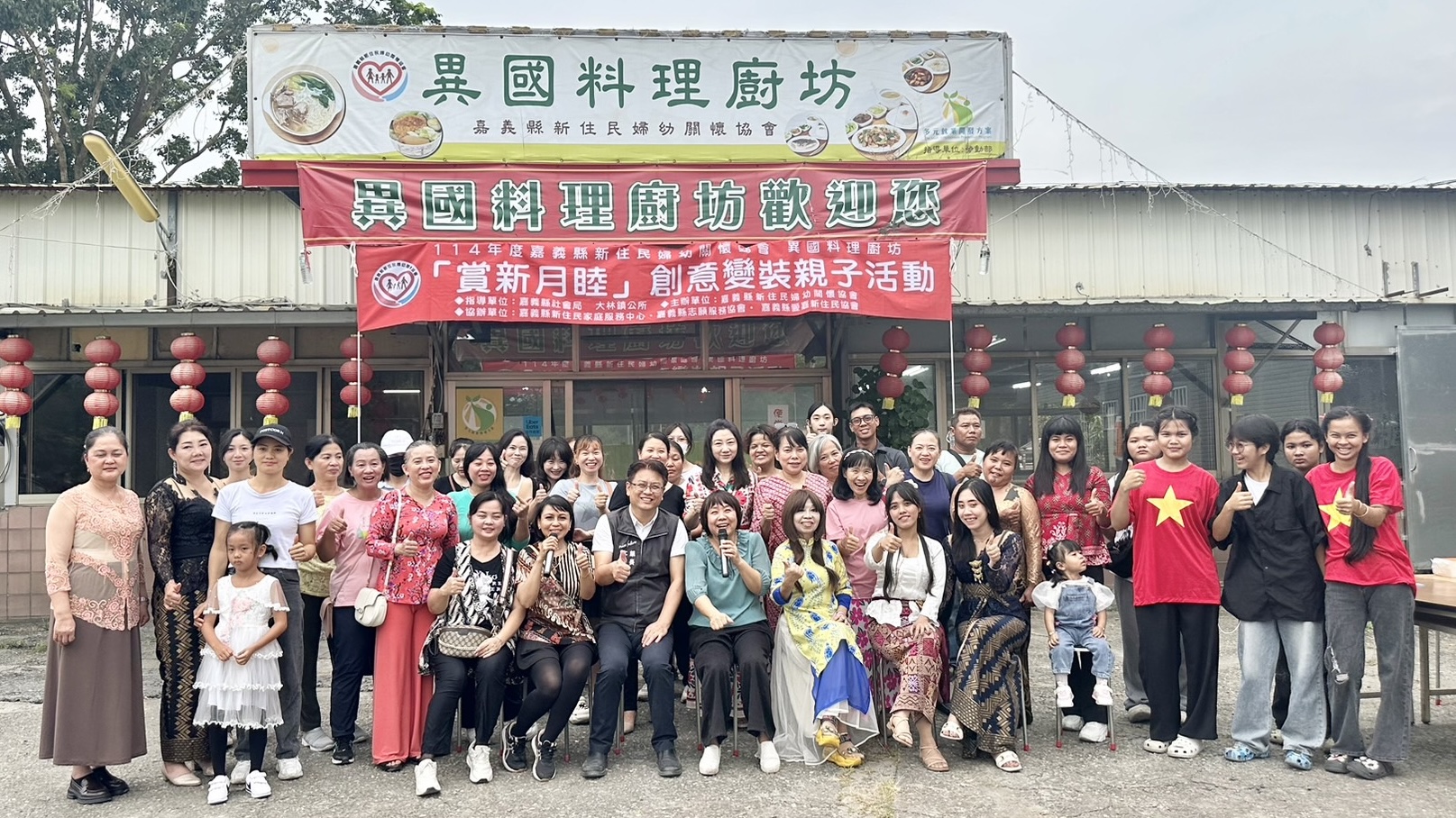 在異國料理廚坊門口的活動合影