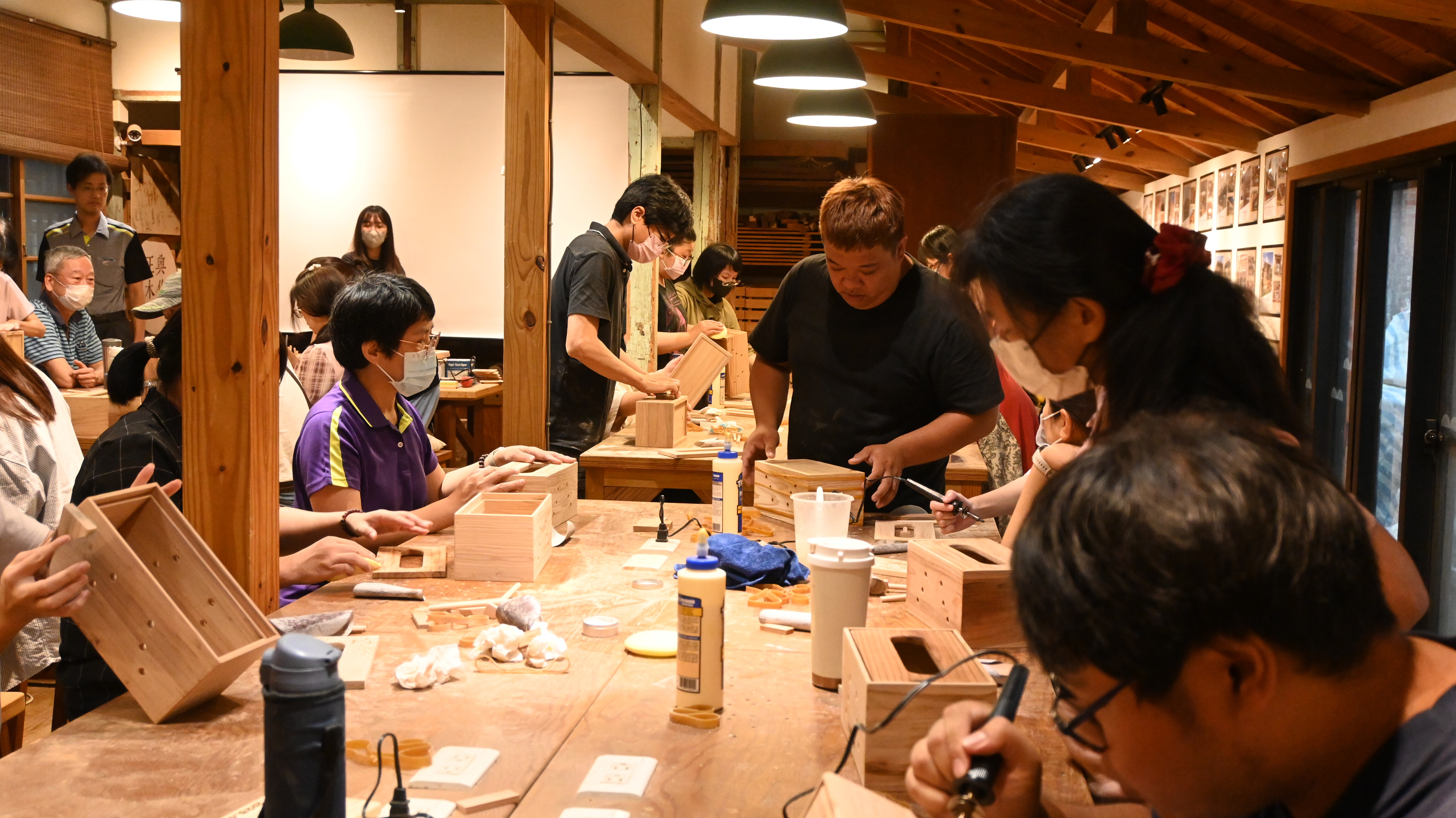 工坊舉辦體驗課程帶領大家製作衛生紙盒