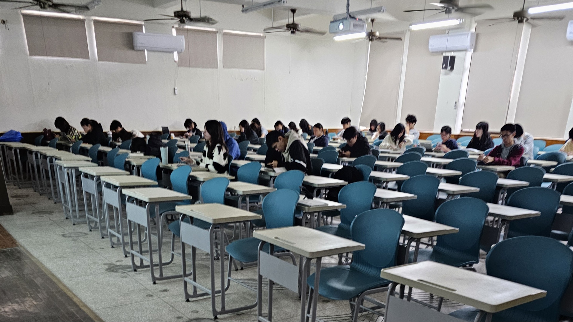 數名學生坐在教室裡上課