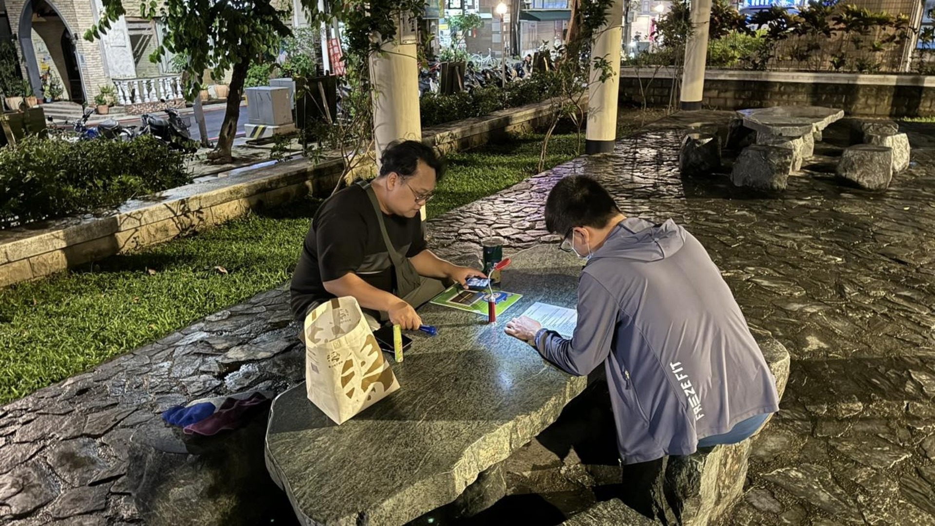 諸羅部屋的工作人員在戶外的石桌上為民眾進行篩檢服務