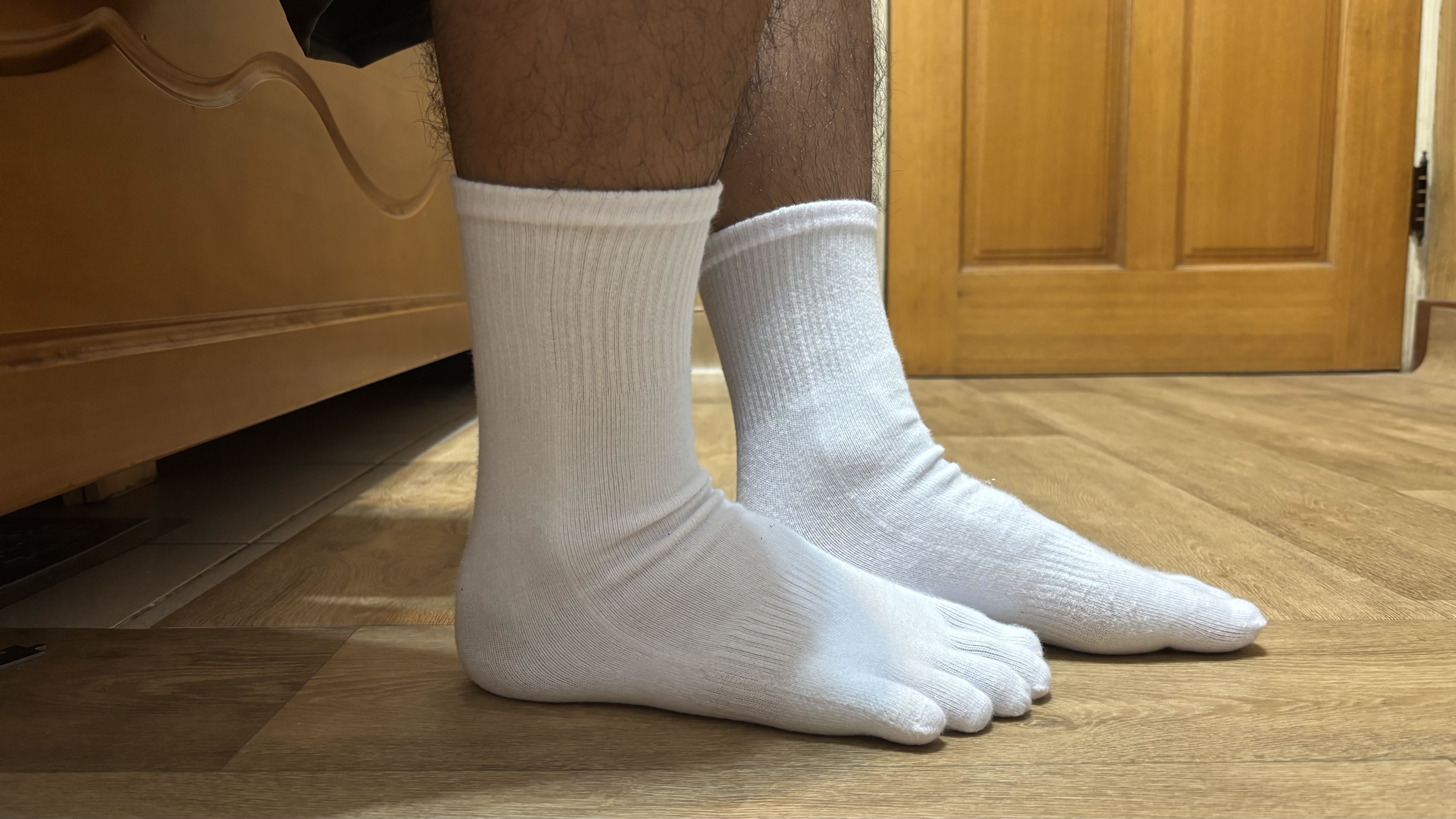 一雙腳穿著五指襪