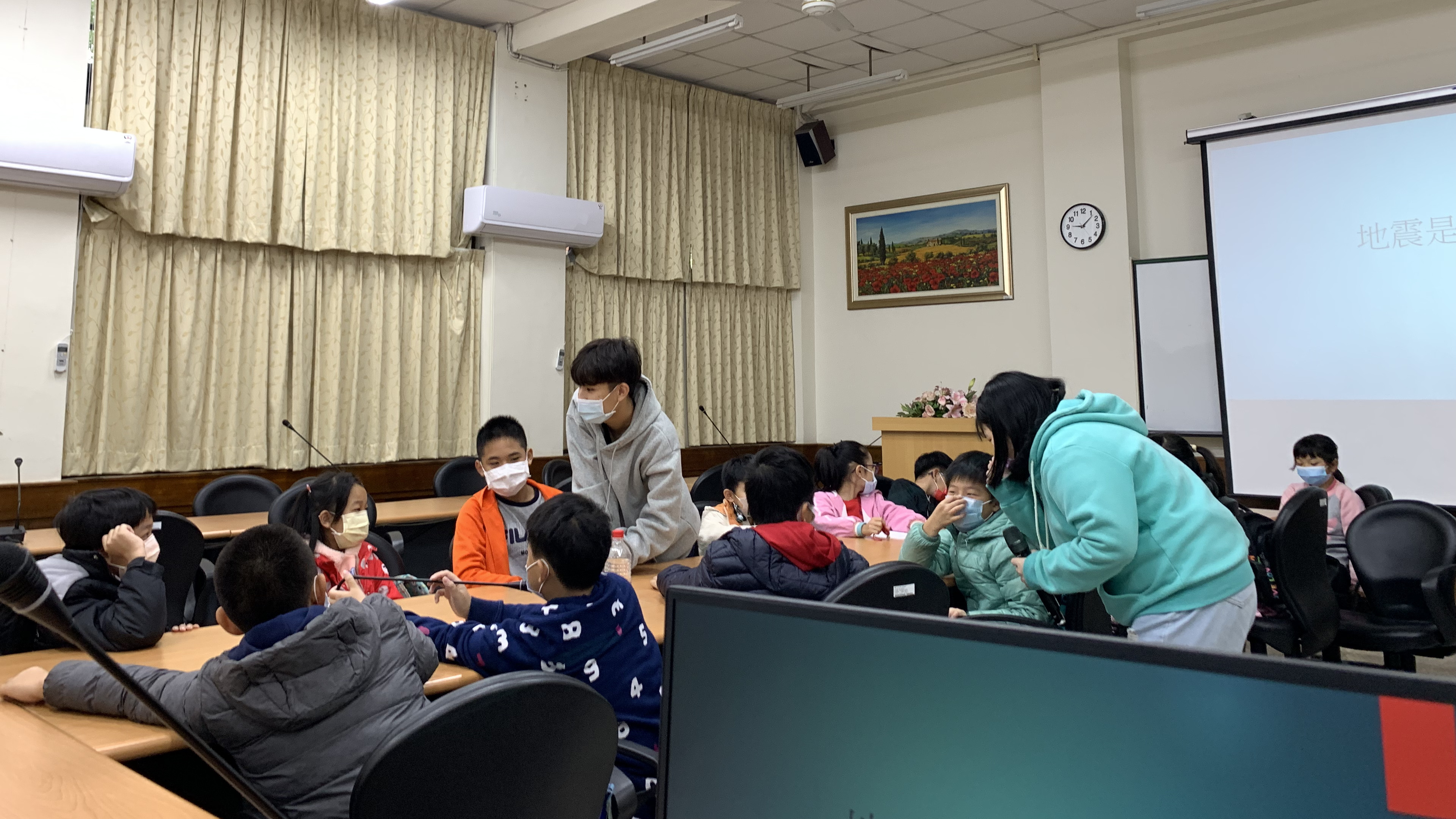 學生們在課堂上進行分組教學的活動