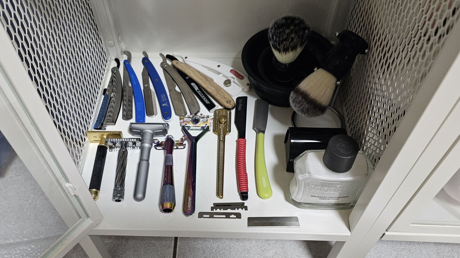 修容工具展示照片，陳列了多款傳統摺疊式剃刀、安全剃刀、刮鬍刷以及修容後使用的保養品。