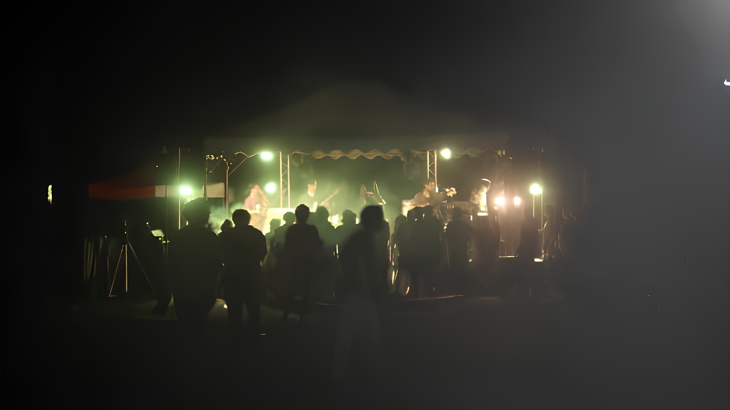 台下的觀眾正在觀看台上的樂團演出