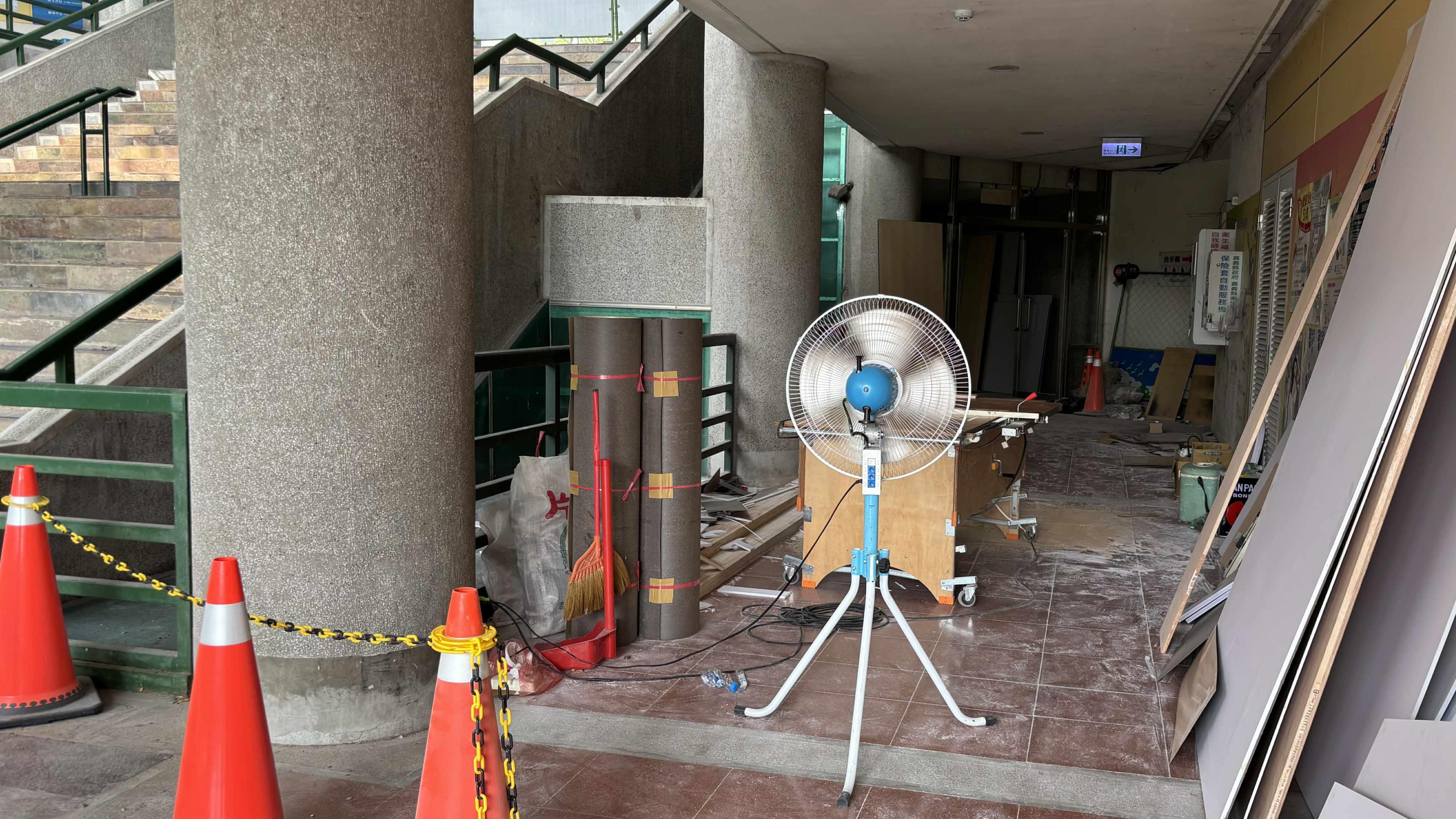 廁所整修工程，粉塵滿地