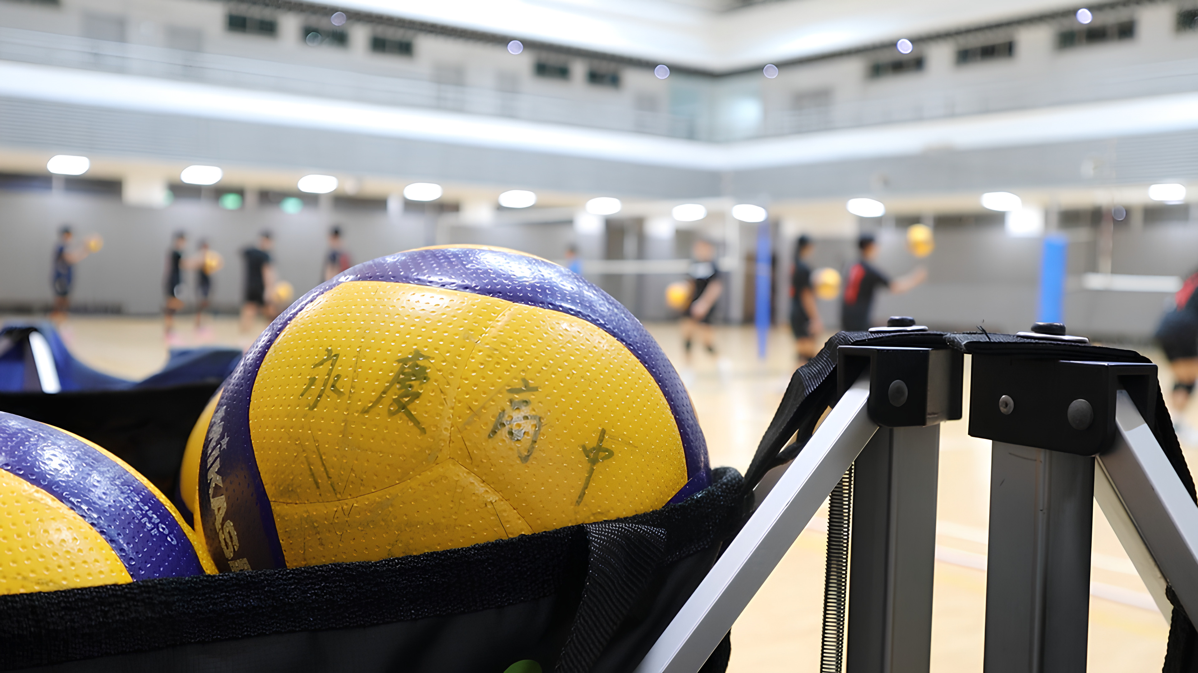 一顆寫著永慶高中的排球特寫