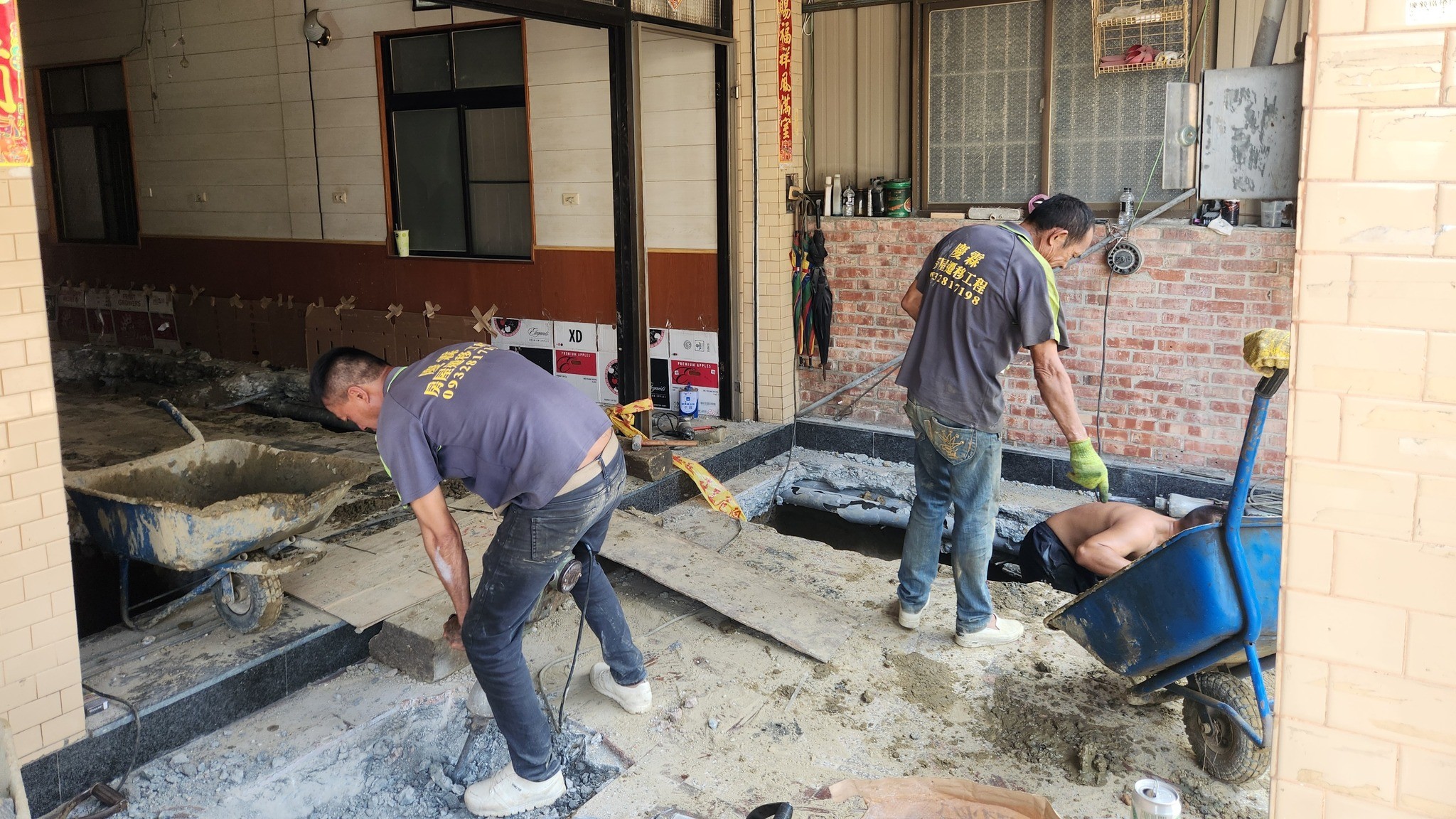 工人們正在進行房屋地基修復工程