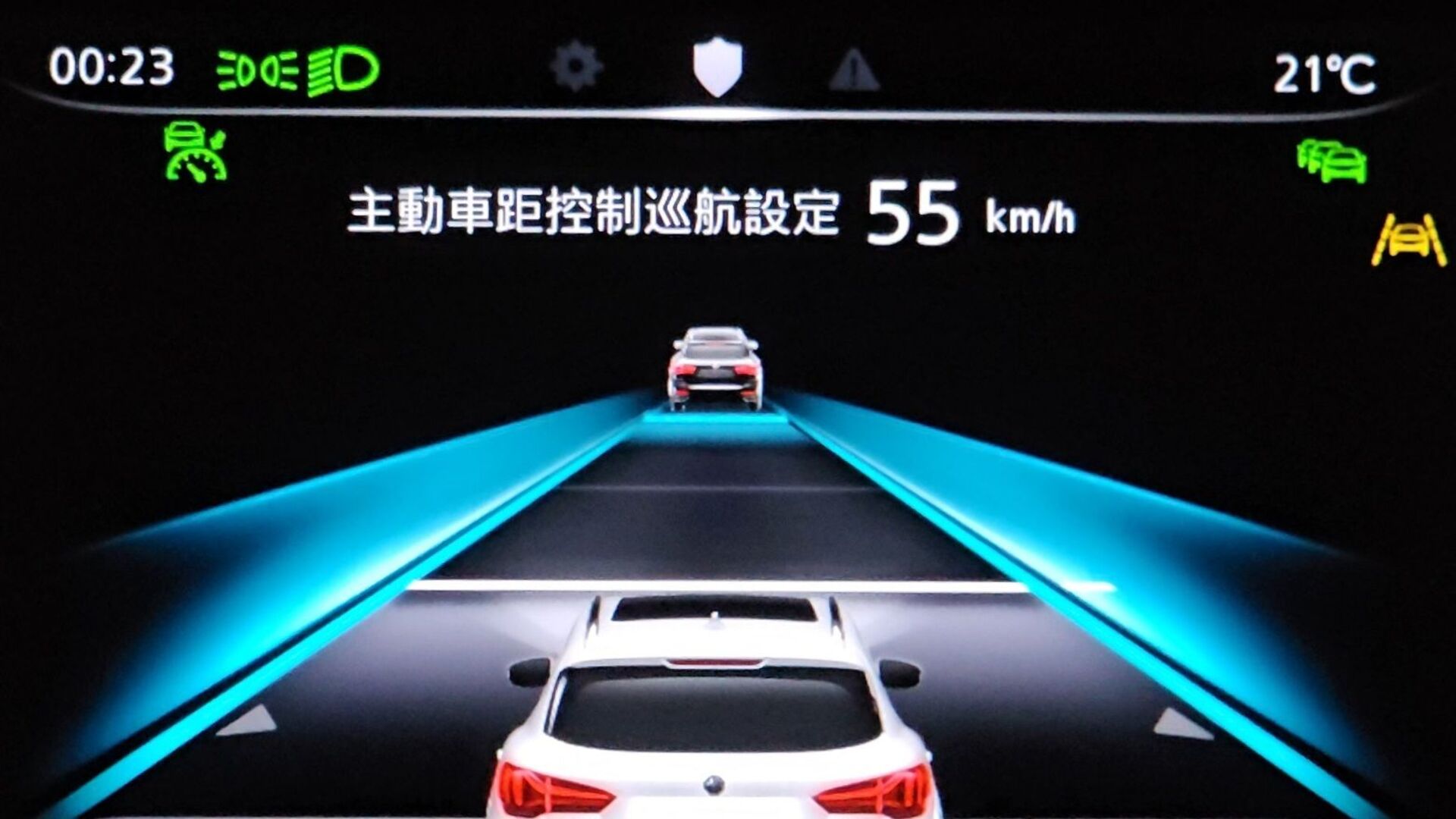 車輛儀表板上的主動車距控制巡航系統（ACC）介面，畫面標示設定時速為 55 km/h。