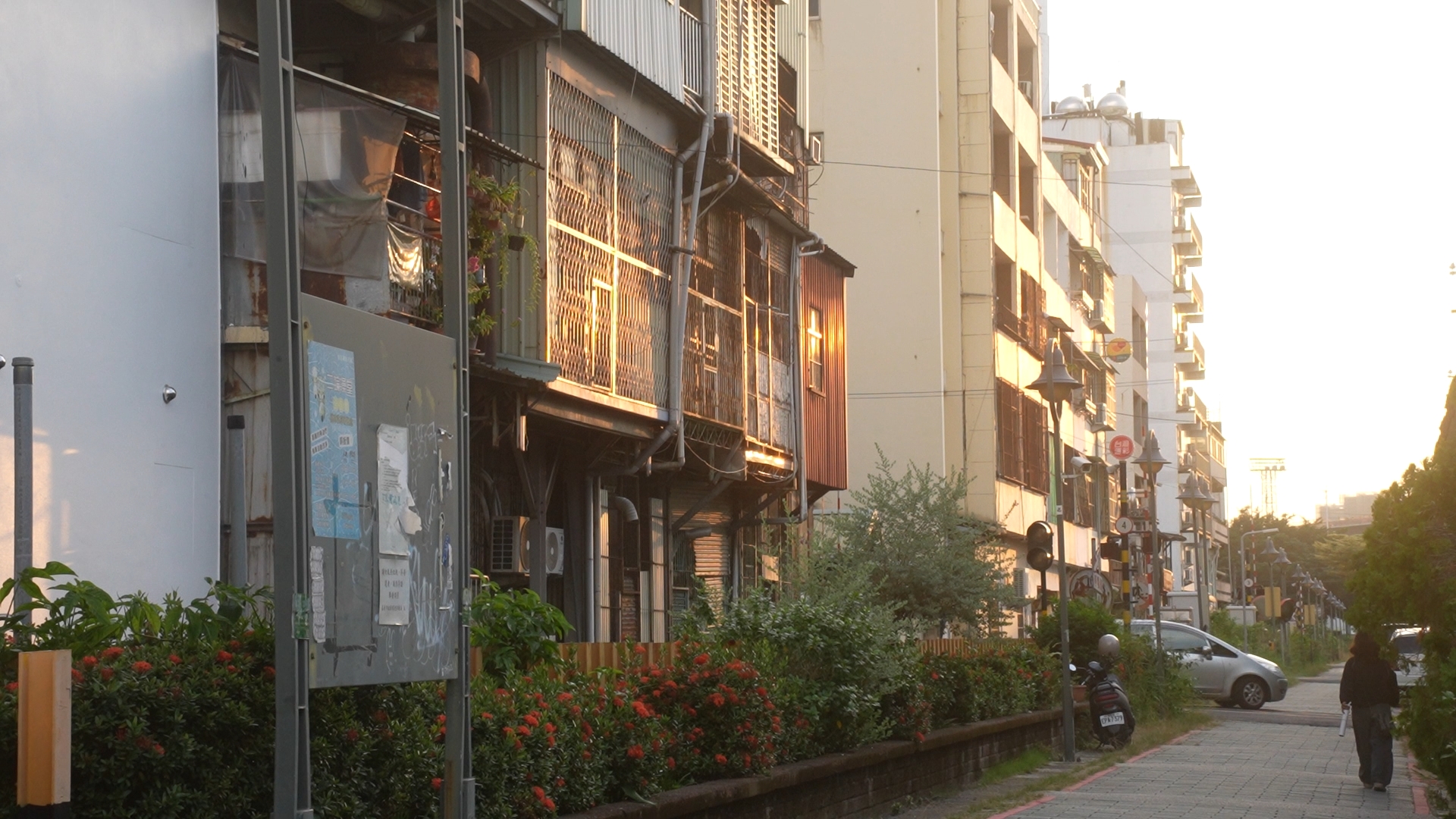 陽光灑落在老舊公寓外牆的嘉義街景