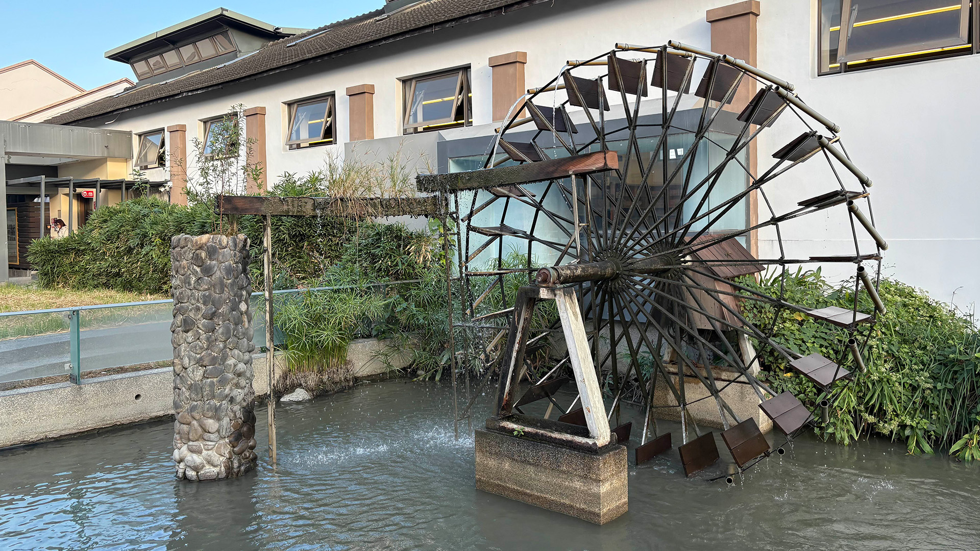 水池中的舊式水車