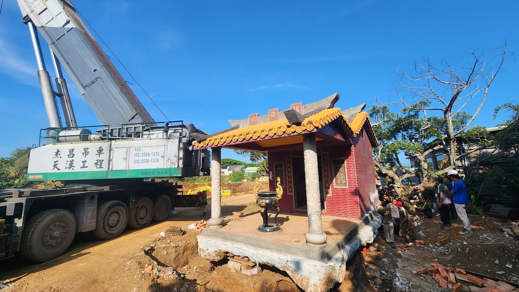 一個正在遷移的廟宇旁停著一台吊車