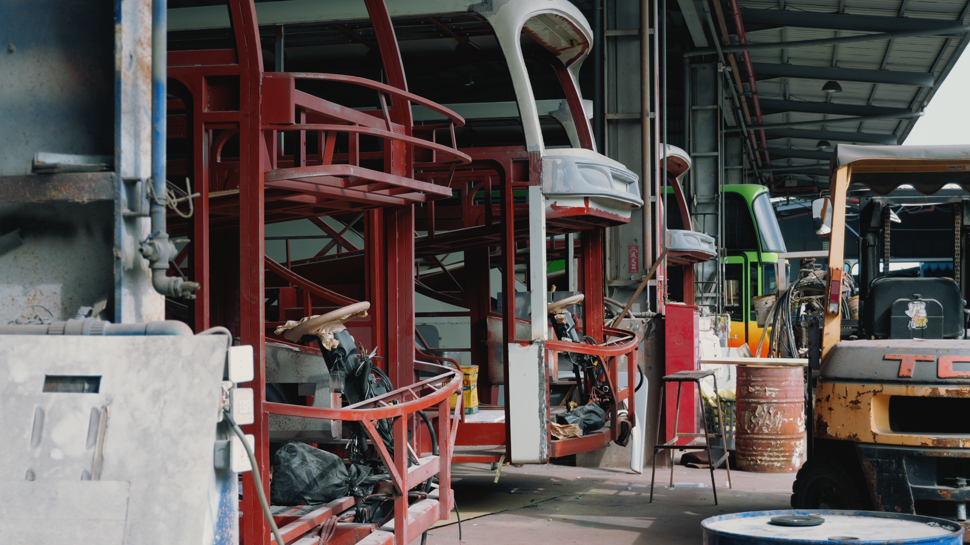 遊覽車製造工廠內有多輛正在組裝中的車體結構