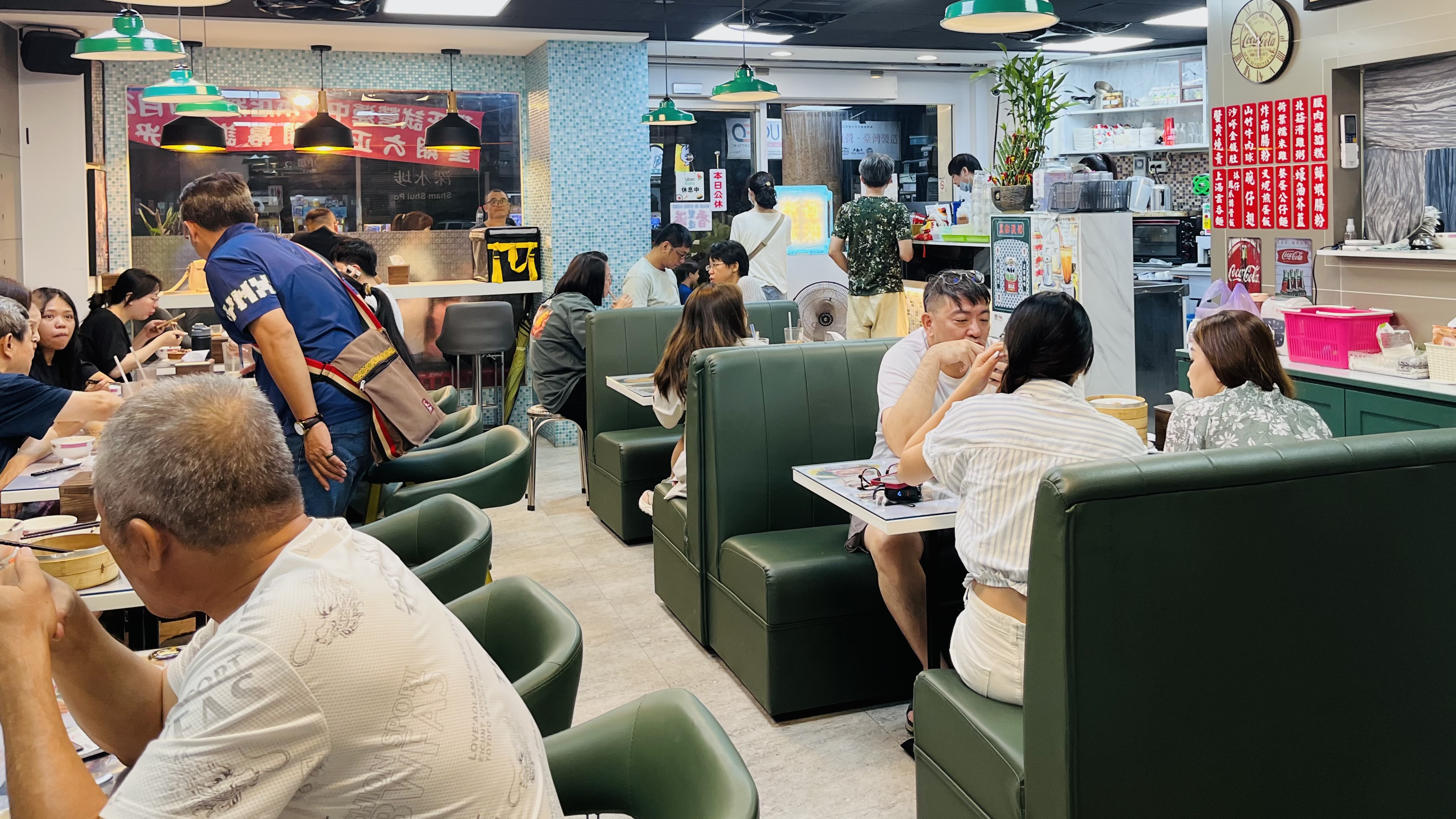 店家內部樣貌，綠色的椅子與明亮的照明