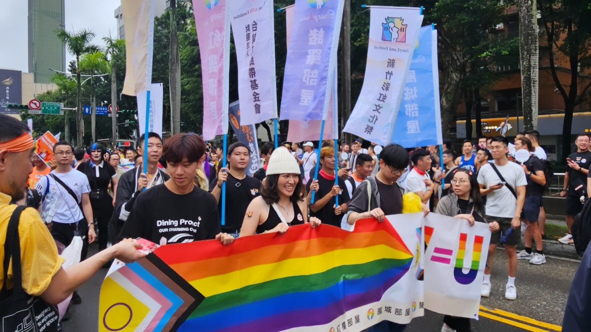 第23屆台灣同志大遊行，民眾手持彩虹旗走上街頭