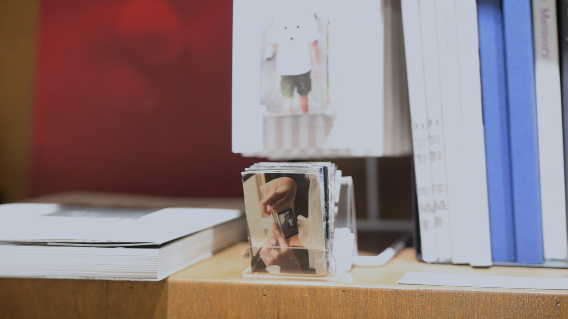 木質展示台上擺放著一些攝影相關的出版品。