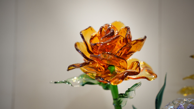 橘黃色的玫瑰花造型玻璃製品
