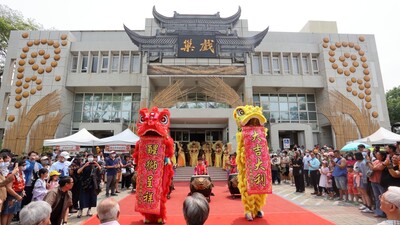 紅黃兩頭醒獅正進行精彩表演，並垂下「醒獅呈祥」與「大吉大利」的賀聯，吸引許多民眾駐足圍觀。