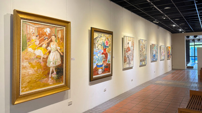 「韶光彩筆－駐校藝術家劉婷瑟油畫創作展」的畫作展示牆