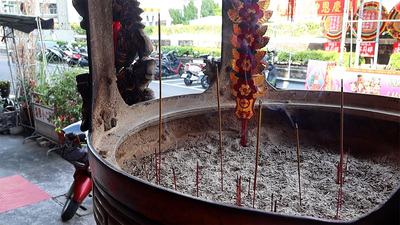 香爐裡插著數根香