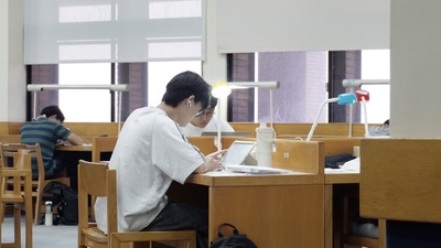 學生讀書