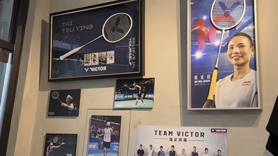 牆上展示著著戴資穎的球拍、簽名、宣傳照與比賽照片