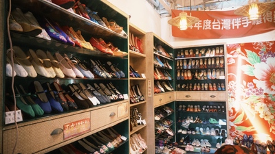 一面牆的鞋櫃上擺滿各種顏色的繡花鞋