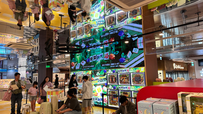 一個充滿現代感且裝潢極具視覺衝擊力的夾娃娃機店。