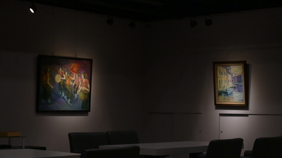 牆面上掛有兩幅畫作。