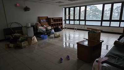 宿舍交誼廳堆放許多學生的個人物品