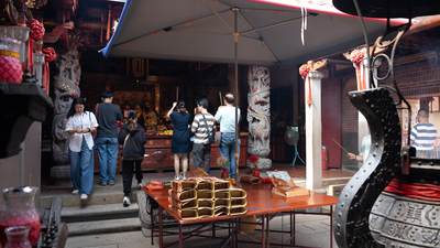 數名香客正在廟宇中參拜