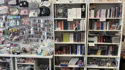 滿櫃的K-pop專輯與掛滿周邊商品的牆面